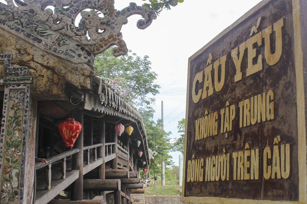 Hình ảnh cầu ngói Thanh Toàn 245 tuổi trước và sau trùng tu ảnh 3 Khởi công từ ngày 1.4.2020, dự kiến hoàn thành vào cuối tháng 2.2021, công trình bảo tồn, tu bổ và tôn tạo di tích lịch sử cấp quốc gia cầu ngói Thanh Toàn được UBND tỉnh phê duyệt có tổng mức đầu tư hơn 10 tỉ đồng. 1