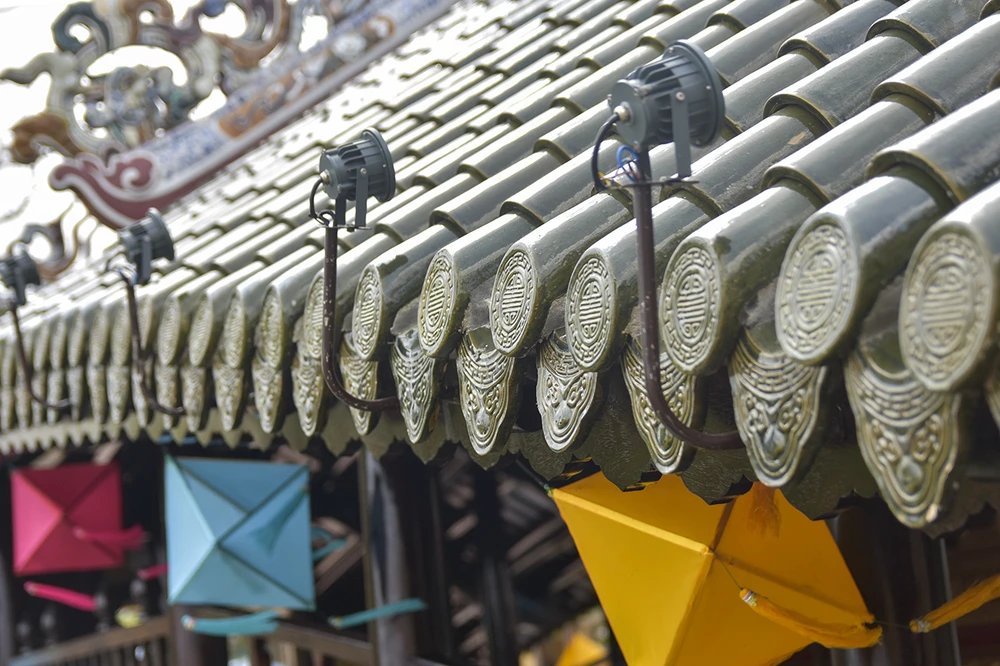 Hình ảnh cầu ngói Thanh Toàn 245 tuổi trước và sau trùng tu ảnh 6 Trong quá trình thi công, các đơn vị liên quan tiến hành hạ giải toàn phần công trình, gia công các cấu kiện sắt, đổ bê tông cốt thép phần móng, mố trụ cầu. 2