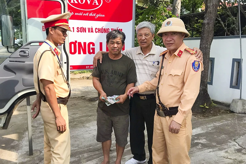 CSGT trích xuất camera, trả lại 20 triệu cho người đánh rơi ảnh 1 CSGT trích xuất camera, trả lại 20 triệu cho người đánh rơi ảnh 1