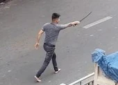 Va chạm giao thông, thanh niên cầm kiếm dài tìm đối thủ