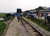 Vụ 4 toa tàu hỏa lật: Đường sắt thông tuyến, cấp cứu tài xế 