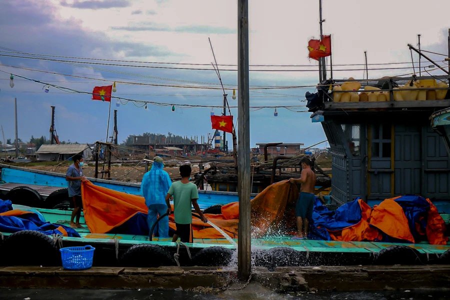 Chùm ảnh: Cảng cá lớn nhất Thừa Thiên - Huế hối hả trước bão số 5 ảnh 2