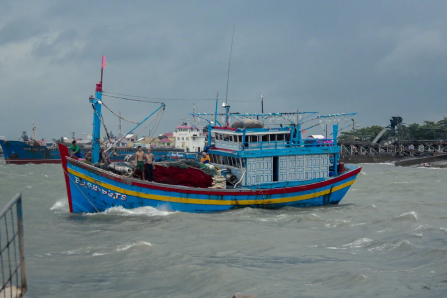 Chùm ảnh: Cảng cá lớn nhất Thừa Thiên - Huế hối hả trước bão số 5 ảnh 5