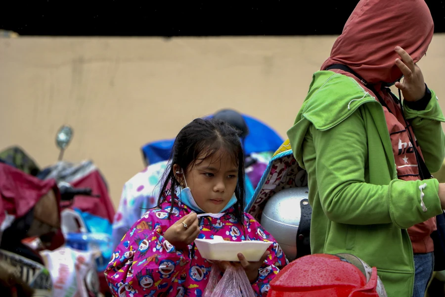 Bữa ăn vội bên chốt kiểm soát tại Thừa Thiên- Huế trên đường về quê ảnh 9