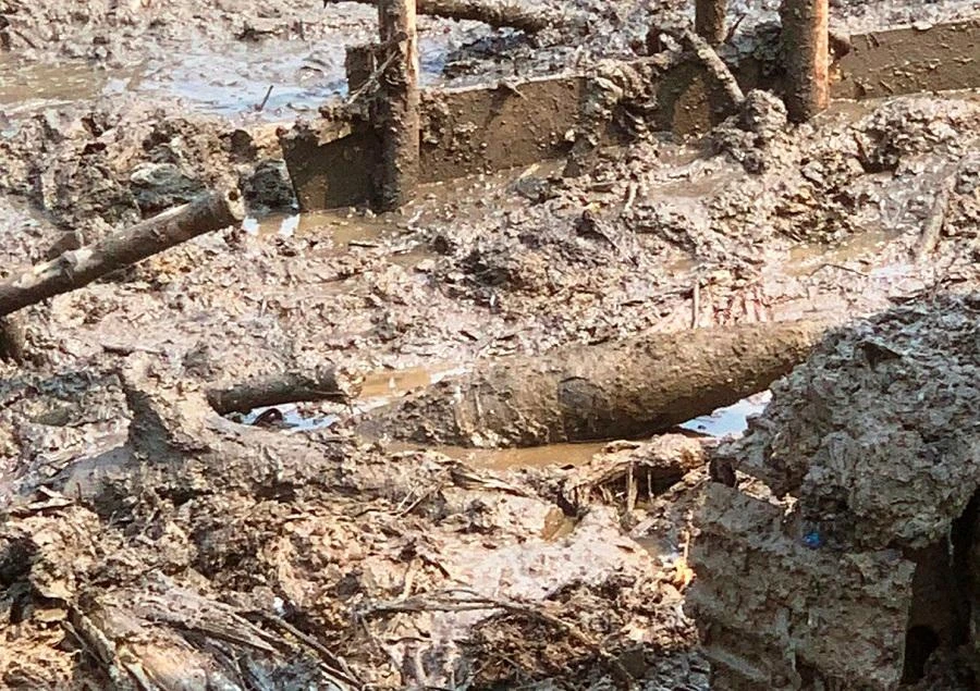 2 quả đạn pháo 105mm được công nhân phát hiện khi thi công bờ kè trên địa bàn. Ảnh: ND