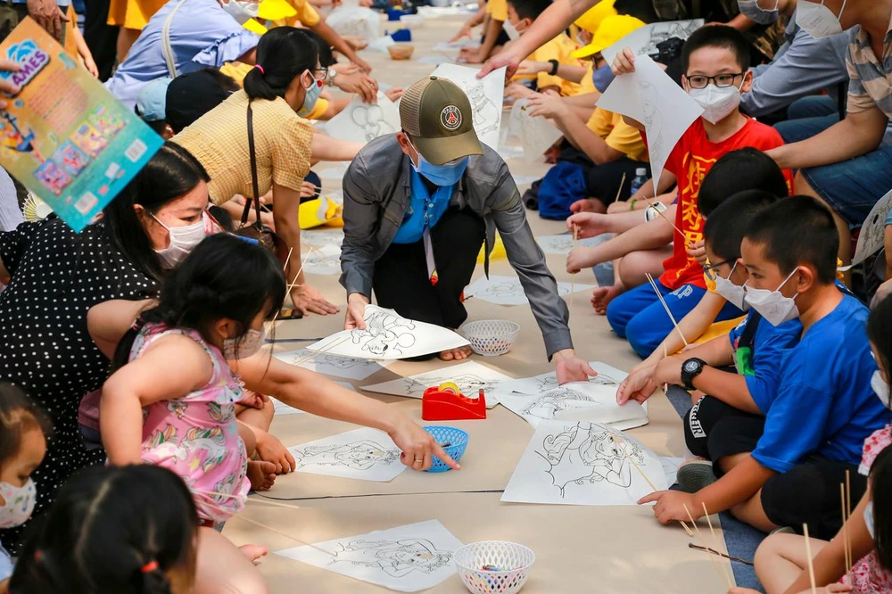 Còn biểu diễn thả diều sẽ được tổ chức tại khu vực Phu Văn Lâu và Quảng trường Ngọ Môn vào các buổi chiều (từ 14h - 17h). Còn biểu diễn thả diều sẽ được tổ chức tại khu vực Phu Văn Lâu và Quảng trường Ngọ Môn vào các buổi chiều (từ 14h - 17h).