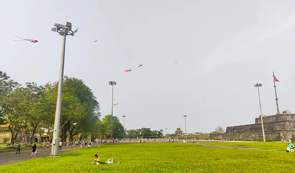 Hàng trăm du khách đến xem biểu diều trước Đại nội Huế. Hàng trăm du khách đến xem biểu diều trước Đại nội Huế.