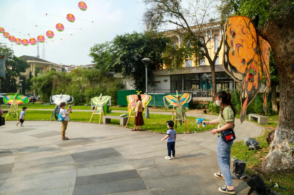 Cùng với không gian trưng bày là hoạt động hướng dẫn làm diều diễn ra buổi sáng 9h - 11h, buổi chiều 14h - 16h dành cho thiếu nhi và du khách trải nghiệm. Cùng với không gian trưng bày là hoạt động hướng dẫn làm diều diễn ra buổi sáng 9h - 11h, buổi chiều 14h - 16h dành cho thiếu nhi và du khách trải nghiệm.