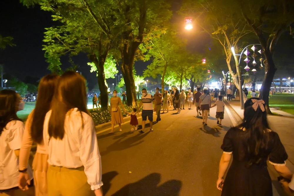 Ở phố đêm này không cho phép bán bia rượu, mọi người đến đây sẽ được trải nghiệm không gian văn hóa cung đình, văn hóa dân gian xứ Huế đặc sắc. Ảnh: NGUYỄN DO