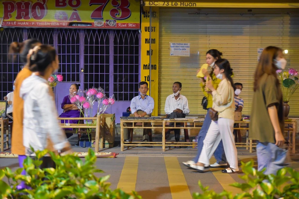 Trái ngược với không gian âm nhạc, ẩm thực,...thì tại khu vực gian hàng truyền thống Tranh Làng Sình, Hoa giấy Thanh Tiên có rất ít người ghé tham quan, trải nghiệm. Ảnh: NGUYỄN DO