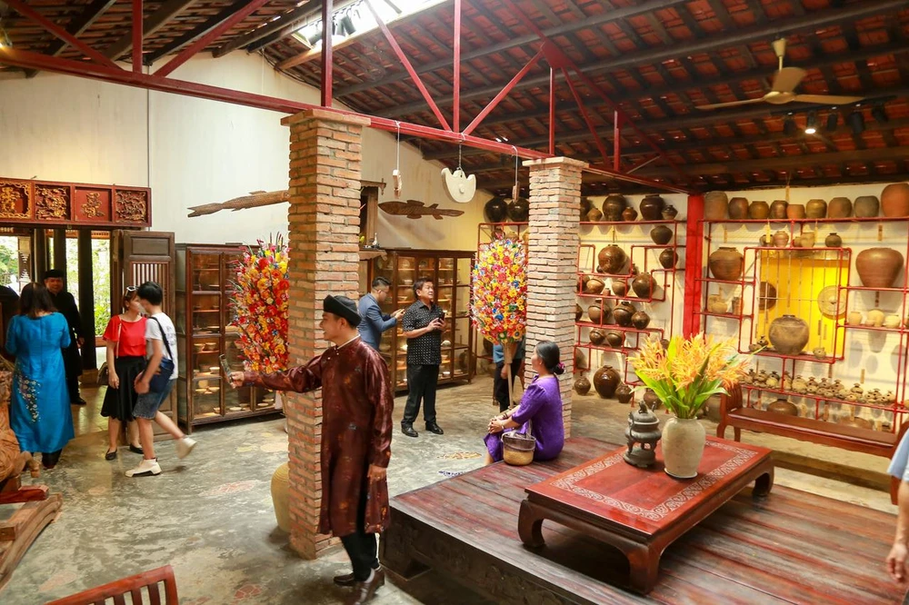 Bảo tàng Gốm cổ Sông Hương (120 Nguyễn Phúc Nguyên, TP Huế) thu hút nhiều người dân, du khách đến tham quan khi mở cửa đi vào hoạt động (17-4). Ảnh: N.D
