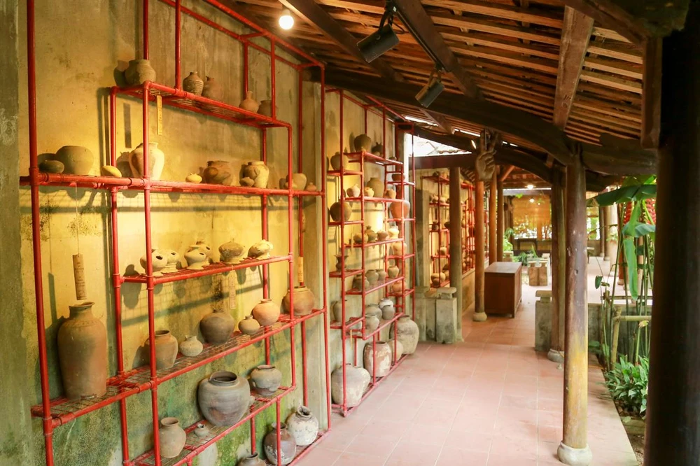 TS.Thái Kim Lan chia sẻ: “Lan Viên Cố Tích là nơi tôi đã trải qua một tuổi thơ đầy kỷ niệm cùng với bà tôi và những người thân yêu khác trong dòng tộc. Sau mấy mươi năm sống ở trời Tây, tôi trở về sống trong không gian này và thấy mình vẫn gắn bó và hạnh phúc với nơi đây như chưa bao giờ xa cách. Tôi mong muốn những hiện vật gốm được vớt từ sông Hương mà tôi cùng anh trai mình cũng như người bạn – nhà nghiên cứu văn hóa Hồ Tấn Phan, đã sưu tầm sẽ ở lại trong khu vườn này, bên cạnh sông Hương, để tiếp tục sứ mệnh kể câu chuyện trường thiên mà chúng đang cất giữ cho đời nay và đời sau.” Ảnh: N.D