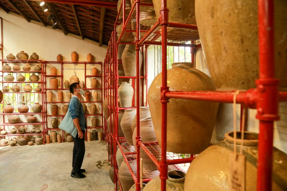 "Người ta thường chỉ biết nhiều đến Huế giai đoạn từ sau thế kỷ 14 và nhất là triều Nguyễn nhưng lịch sử vùng đất Huế còn dài và xa hơn thế. Những hiện vật gốm cổ trong bảo tàng này sẽ giúp nhiều nhà nghiên cứu hiểu hơn về đời sống của người dân bản địa sống trong chiều dài hàng nghìn năm lịch sử” - TS. Nguyễn Anh Thư nói. Ảnh: N.D