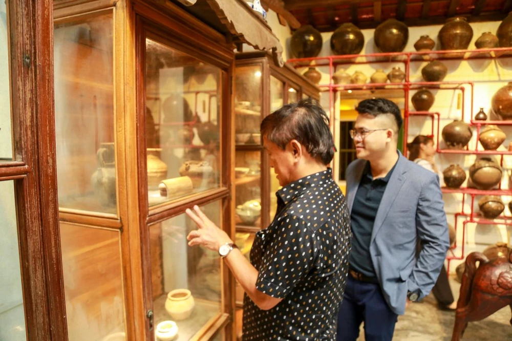 Du khách tham quan cổ vật sông Hương. Ảnh: N.D