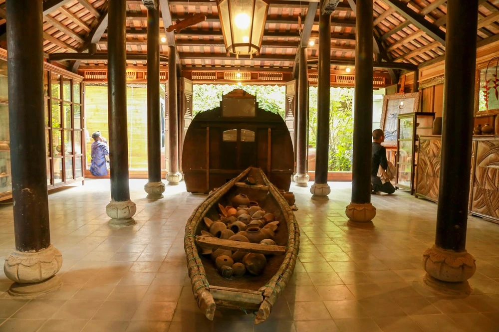 Các hiện vật gốm trong Bảo tàng Gốm cổ Sông Hương có nhiều loại hình phong phú nhưng nhiều nhất là các vật dụng dùng trong đời sống hằng ngày như lu, hũ, bình, chén, bát bồng, bình vôi làm bằng các chất liệu khác nhau như đất nung, sành, gốm men... Ảnh: N.D