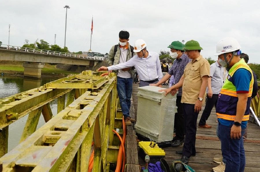 Ông Võ Văn Hưng, Chủ tịch UBND tỉnh Quảng Trị kiểm tra tại Khu di tích quốc gia đặc biệt đôi bờ Hiền Lương – Bến Hải. Ảnh: T.NHẤT