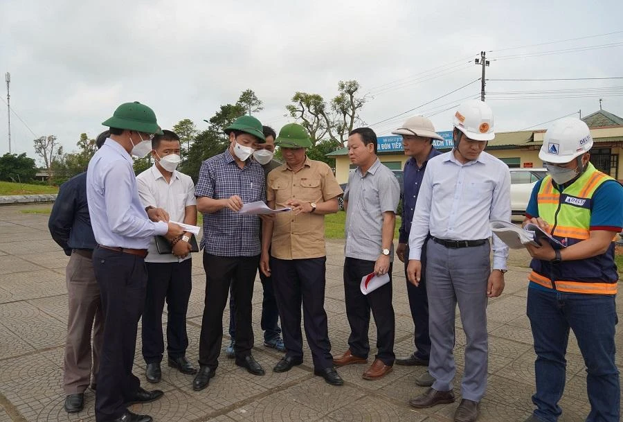 Lãnh đạo tỉnh Quảng Trị kiểm tra quá trình thực hiện công trình chiếu sáng tại các di tích. Ảnh: T.NHẤT