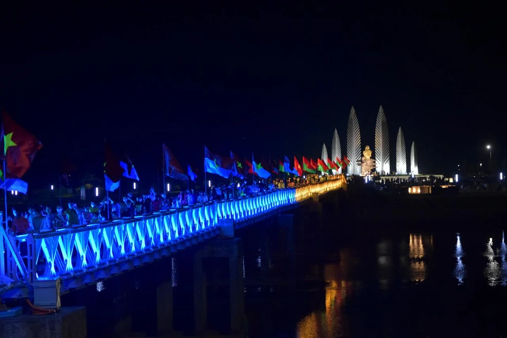 Kinh phí thực hiện công trình thắp sáng này được đầu tư bằng hình thức xã hội hóa. Ảnh: NGUYỄN DO