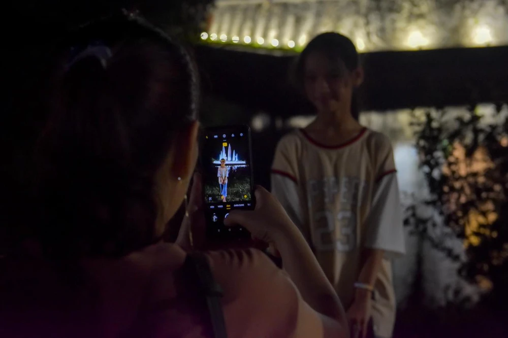 Theo Chủ tịch UBND tỉnh Quảng Trị Võ Văn Hưng, cùng với việc thắp sáng các di tích đặc biệt bằng nguồn vốn xã hội hoá này, sắp tới tỉnh sẽ hướng tới việc tổ chức cho các đoàn thăm viếng, tri ân, tưởng niệm các anh hùng, liệt sĩ vào ban đêm. Điều này để tạo thêm sự trang trọng và không khí tôn nghiêm. Ảnh: NGUYỄN DO