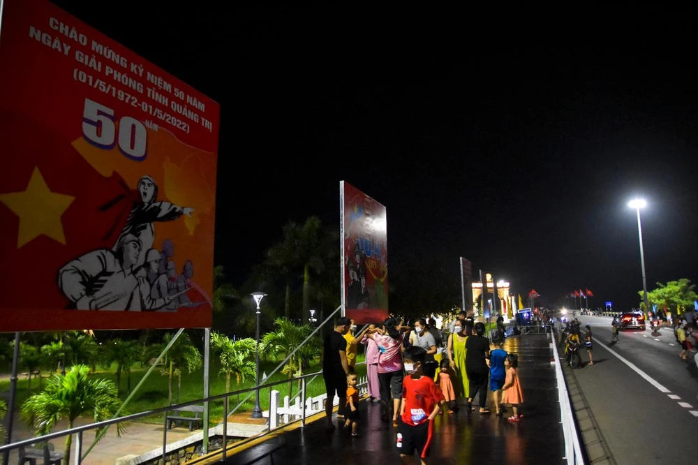 Tại khu di tích quốc gia đặc biệt đôi bờ Hiền Lương - Bến Hải sẽ diễn ra Lễ thượng cờ "Thống nhất non sông" và diễu binh kỷ niệm 47 năm ngày giải phóng miền Nam thống nhất đất nước (30-4-1975 - 30-4-2022), 50 năm ngày giải phóng Quảng Trị (1-5-1972 - 1-5-2022) vào 7 giờ sáng ngày 30-4. Ảnh: NGUYỄN DO