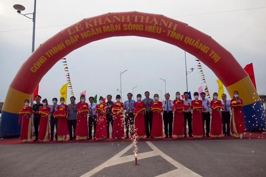 Các đại biểu cắt băng khánh thành đập ngăn mặn sông Hiếu. Ảnh: NGUYỄN DO