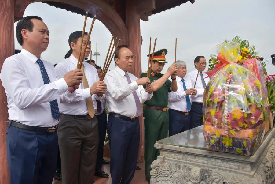 Chủ tịch nước Nguyễn Xuân Phúc cùng các đại biểu dâng hương tại Thành cổ Quảng Trị sáng 29-4. Ảnh: NGUYỄN DO