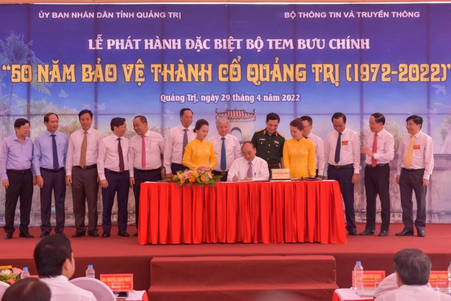 Chủ tịch nước Nguyễn Xuân Phúc ký phát hành bộ tem bưu chính "50 năm bảo vệ Thành cổ Quảng Trị". Ảnh: NGUYỄN DO
