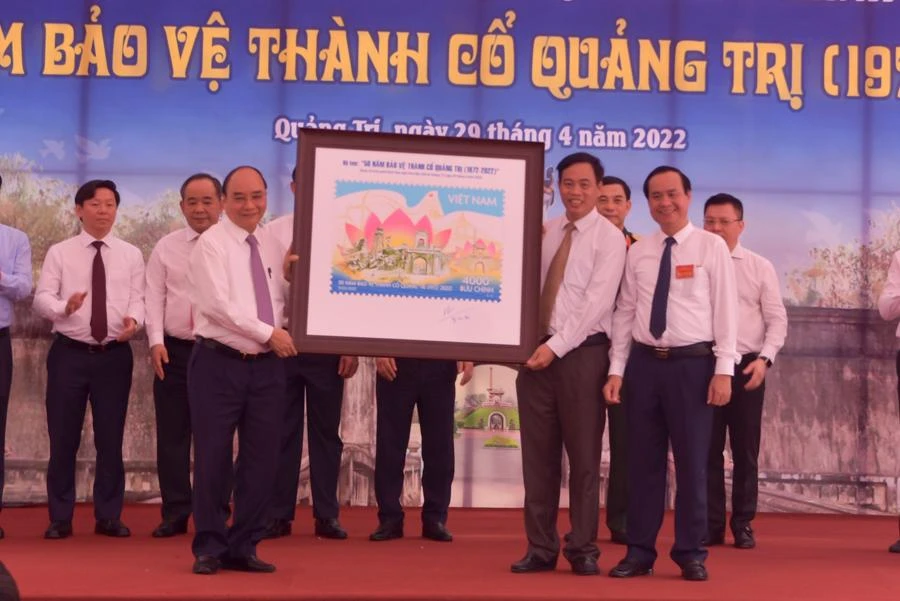 Chủ tịch nước Nguyễn Xuân Phúc tặng tem lưu niệm cho đại diện tỉnh Quảng Trị. Ảnh: NGUYỄN DO