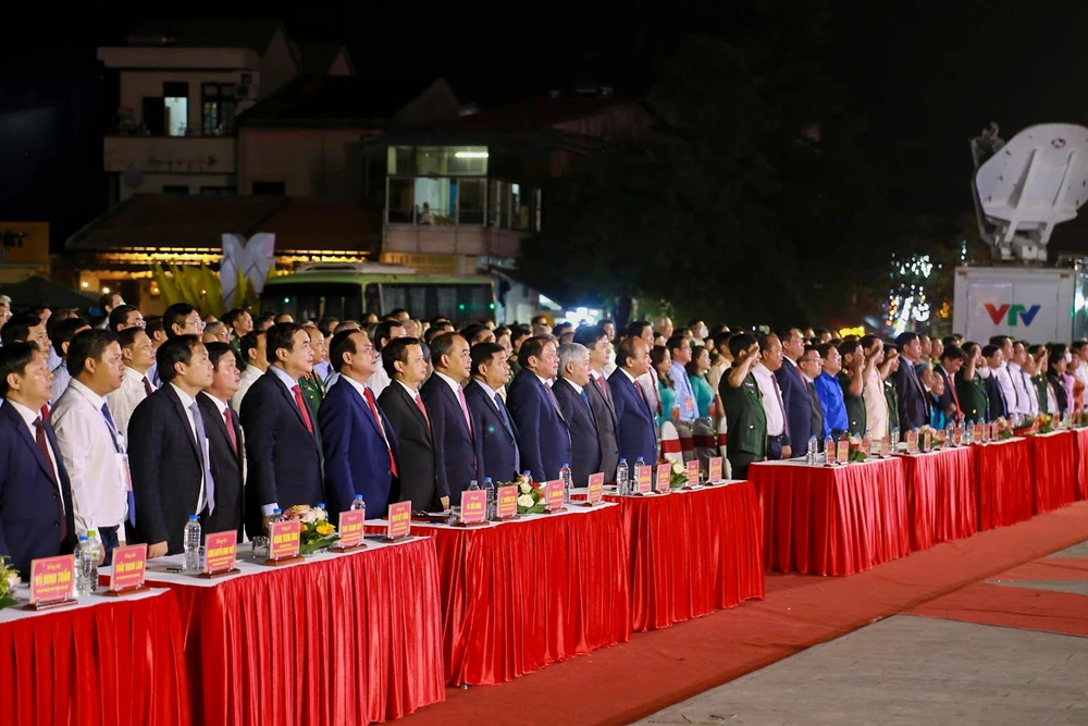 Chủ tịch nước Nguyễn Xuân Phúc cùng các đại biểu dự lễ kỷ niệm 50 năm giải phóng tỉnh Quảng Trị và 50 năm sự kiện 81 ngày đêm chiến đấu bảo vệ Thành cổ Quảng Trị. Ảnh: NGUYỄN DO