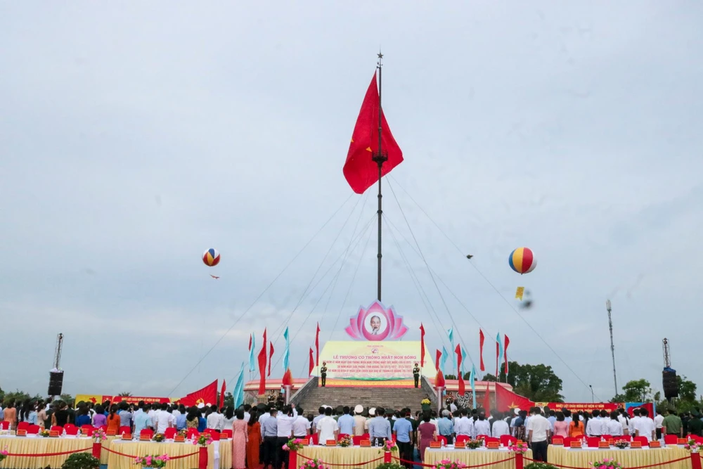 Lễ thượng cờ "Thống nhất non sông" tại Khu di tích Quốc gia đặc biệt đôi bờ Hiền Lương - Bến Hải.