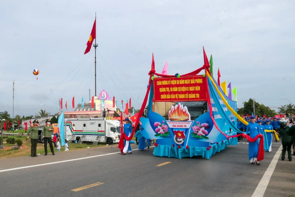 Lễ diễu binh với sự tham gia của lực lượng vũ trang, đoàn thể trong tỉnh và địa phương,...