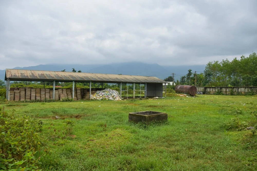 Sau khi khởi công xây dựng thì dự án chậm tiến độ nên Sở KH&amp;ĐT tỉnh Thừa Thiên-Huế có đơn đề nghị gia hạn và được UBND tỉnh đồng ý. Sau đó, năm 2013, Thủ tướng Chính phủ ban hành công văn về việc rà soát, điều chỉnh tiến độ các dự án xi măng theo quy hoạch. Trong đó, dự án Nhà máy xi măng Nam Đông được giãn tiến độ sang giai đoạn sau năm 2015. Đến ngày 28-8-2014, Thủ tướng ban hành Công văn 1592/TTg-KTN về việc rà soát các dự án đầu tư xây dựng nhà máy xi măng trong quy hoạch phát triển công nghiệp xi măng Việt Nam. Theo đó hoãn triển khai dự án Nhà máy xi măng Nam Đông. Ảnh: NGUYỄN DO