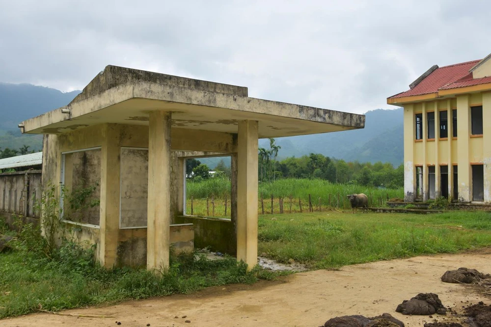 Để dự án sớm thi công, 40 hộ dân của thôn 5, xã Thượng Quảng, huyện Nam Đông đã nhanh chóng bàn giao mặt bằng. Tuy nhiên, trái ngược với niềm vui ban đầu, dự án thi công chậm chạp và sau đó phải “đắp chiếu” trong suốt 10 năm qua. Ảnh: NGUYỄN DO