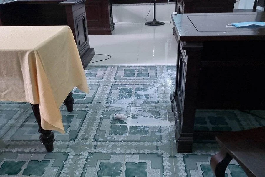 Sau khi tòa sơ thẩm tuyên án, ông Cường lấy từ túi áo một chai thuốc diệt côn trùng để tự tử. Ảnh: ĐT