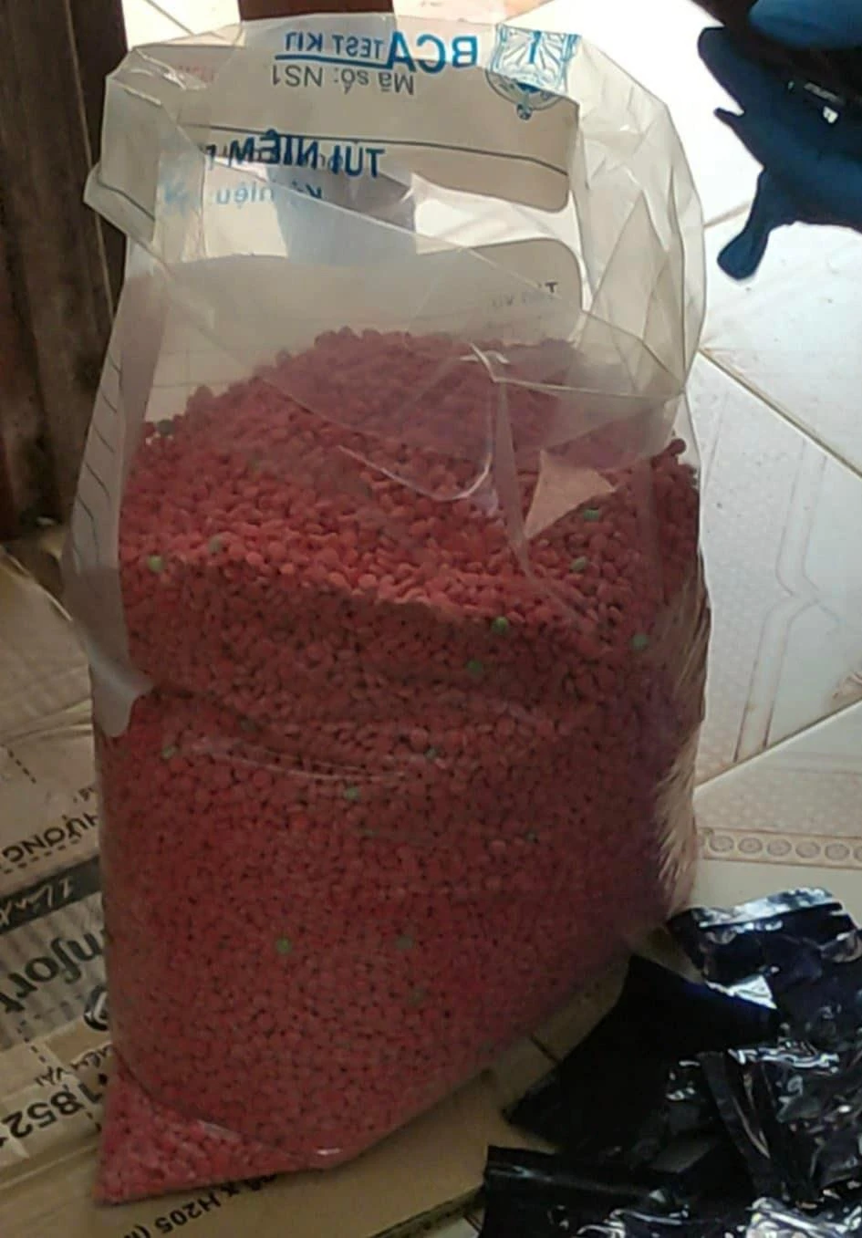 72.000 viên ma túy tổng hợp bỏ bên đường. Ảnh: CAQT