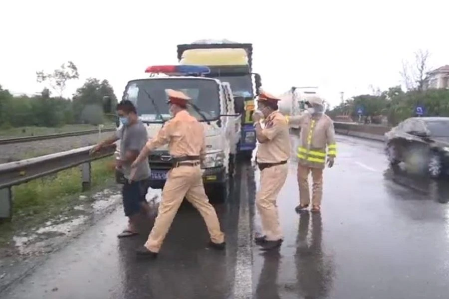 Lái xe Lê Hữu Hiếu không chấp hành kiểm tra của CSGT. Ảnh cắt từ clip. Lái xe Lê Hữu Hiếu không chấp hành kiểm tra của CSGT. Ảnh cắt từ clip.