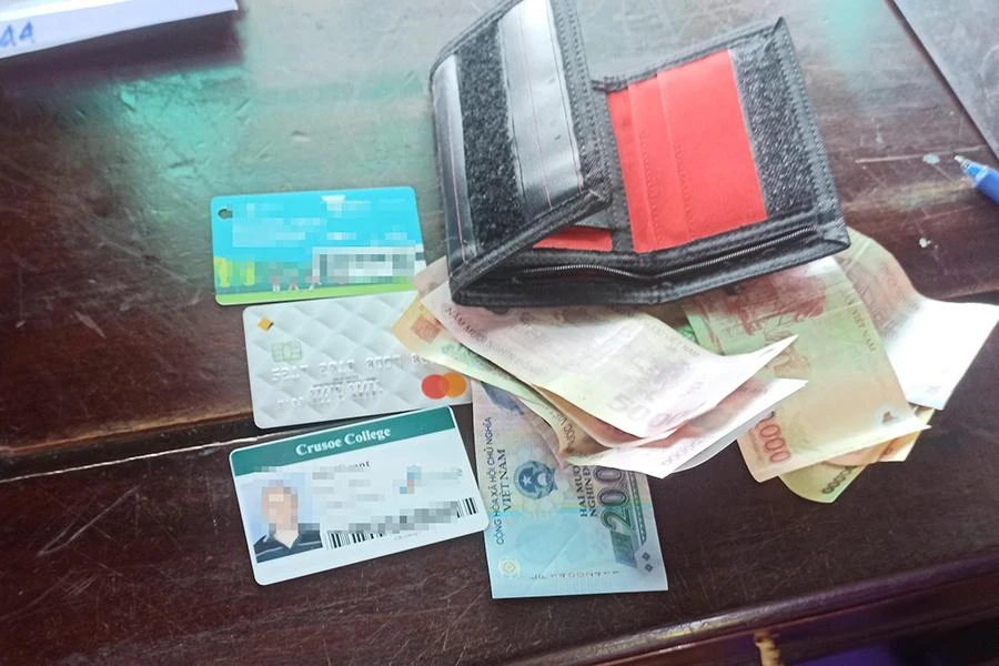 Chiếc ví bị đánh rơi chưa có người đến nhận.