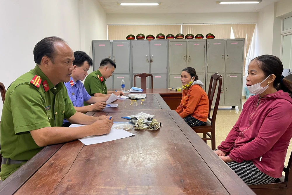 Lê Thị Trơi và Lê Thị Phương Mai tại cơ quan công an. Ảnh: B.T