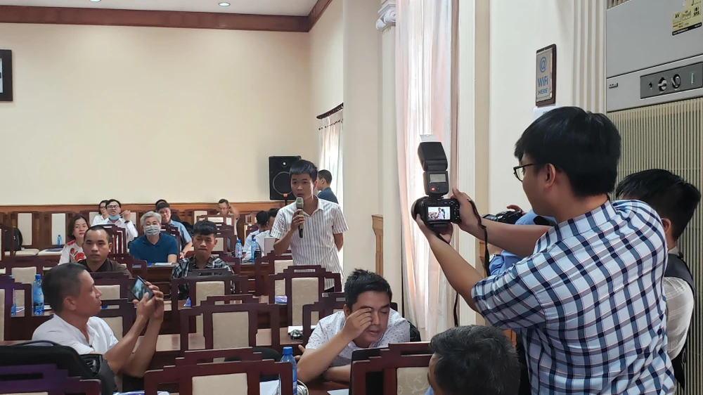 Các phóng viên đặt câu hỏi tại buổi họp báo.