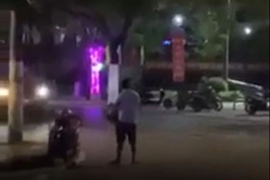 Người đàn ông ném vỏ chai bia được người dân quay clip đăng tải lên mạng xã hội. Ảnh cắt từ clip.