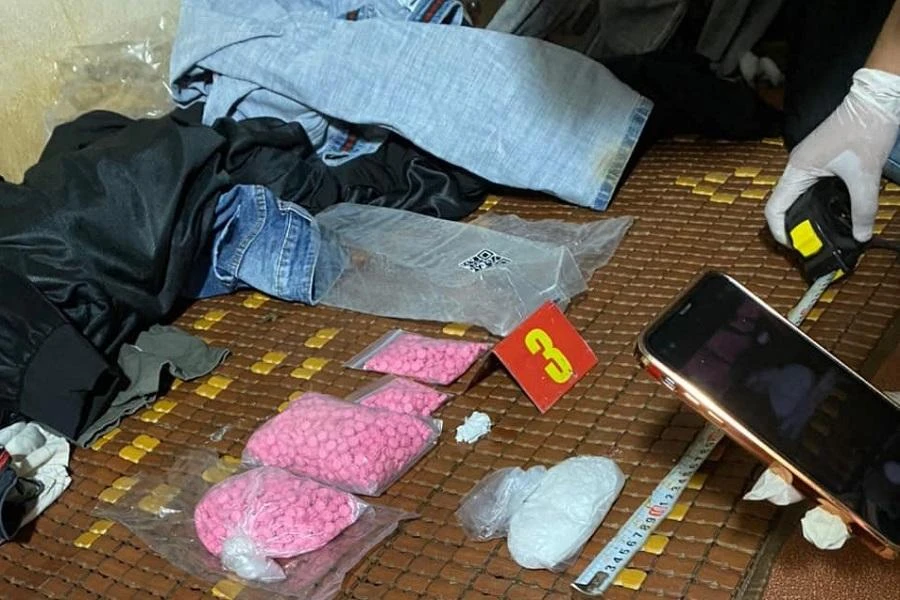 Thu giữ nhiều tang vật tại nhà của Hoàng Đức Thành. Thu giữ nhiều tang vật tại nhà của Hoàng Đức Thành.