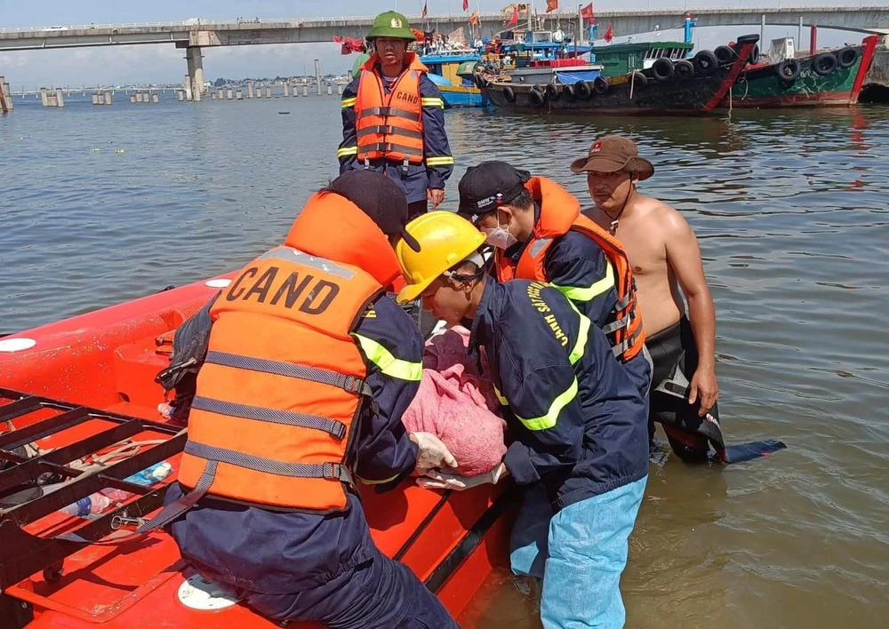 Thi thể cháu bé được tìm thấy. Ảnh: PCCC&amp;CNCH tỉnh Quảng Trị