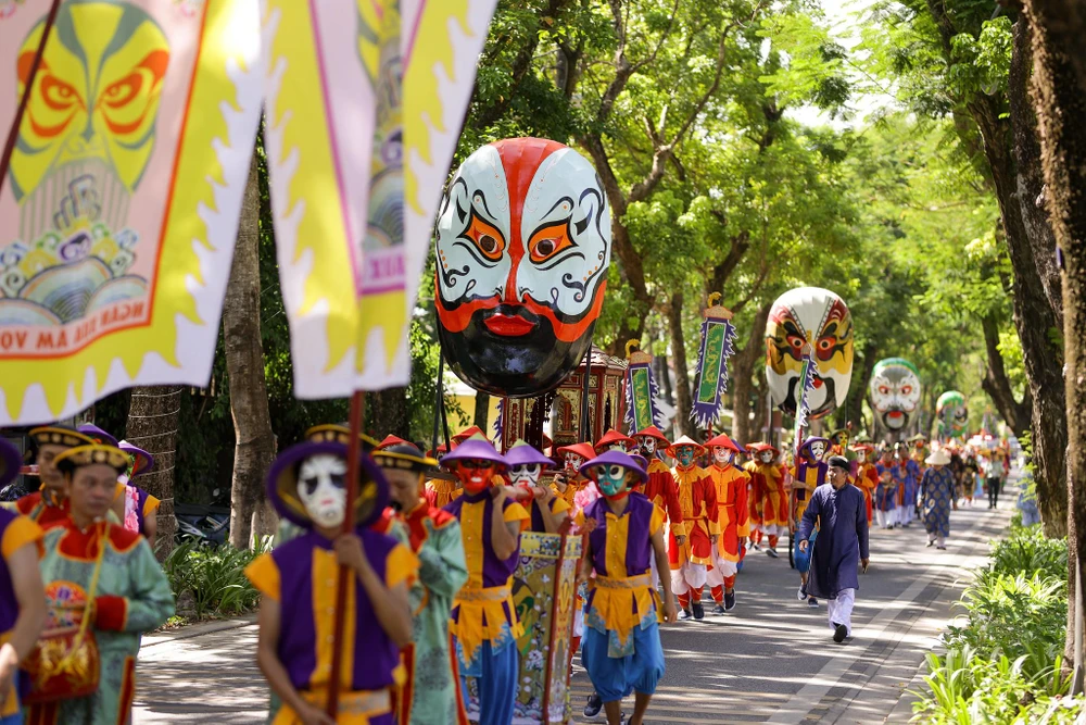Kết thúc chương trình, đoàn rước tiếp tục diễu hành vào Duyệt thị Đường để thực hiện nghi thức tiến hoa dâng tiền nhân, thể hiện lòng ngưỡng vọng, thành kính đối với người xưa.