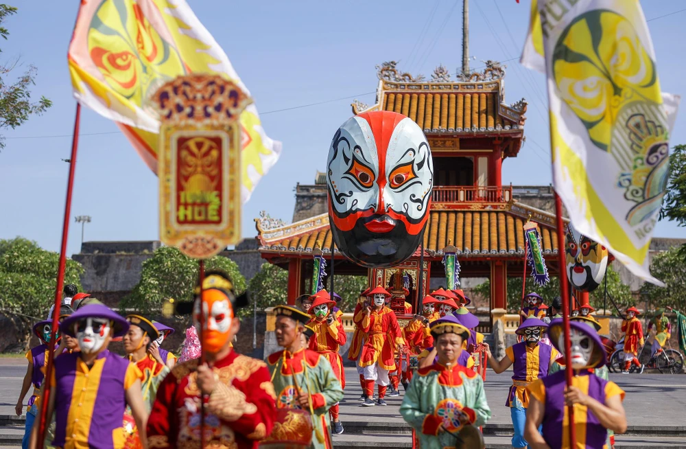 Lễ rước đến trước Nghinh Lương đình, tại đây các nghệ sĩ sẽ trình diễn nhiều trích đoạn tuồng.