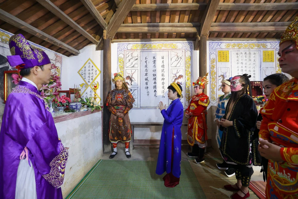 Sau lễ giỗ tổ sân khấu, Trung tâm Bảo tồn Di tích Cố đô Huế tổ chức hội rước mặt nạ Tuồng từ Thanh Bình từ đường đến Nghinh Lương đình.