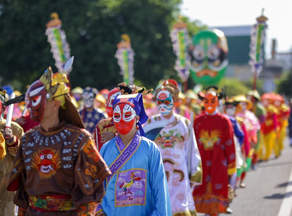 Qua trang phục của nghệ thuật cung đình, các nhân vật tuồng hóa trang mặt nạ khác nhau, tạo nên một chương trình quảng diễn đường phố sinh động, sắc màu, phô diễn nét đặc sắc của nghệ thuật Tuồng.
