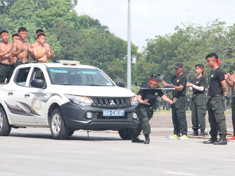 Màn trình diễn khí công dùng thanh kiếm sắc bén kề vào cổ, sau đó buộc dây vào kiếm để kéo ô tô bán tải của nữ Cảnh sát đặc nhiệm, Bộ Tư lệnh Cảnh sát cơ động.