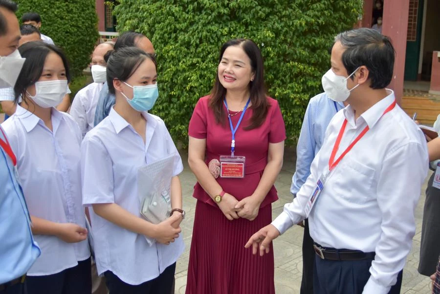 Bộ trưởng bộ GD&amp;ĐT cùng đoàn công tác thăm hỏi các thí sinh. Ảnh: NGUYỄN DO