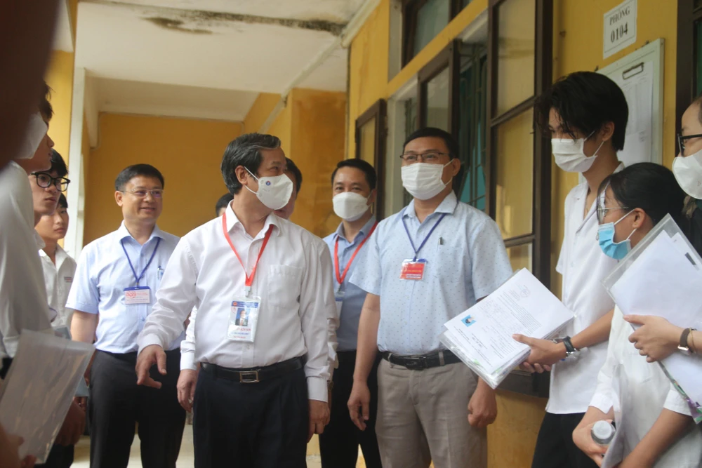 Bộ trưởng Nguyễn Kim Sơn động viên các thí sinh trước kỳ thi.