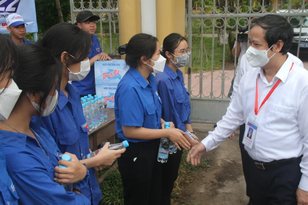 Bộ trưởng thăm hỏi các tình nguyện viên.